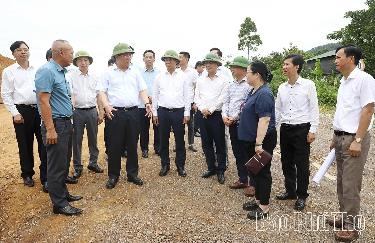 Provincial Chairman Tran Duy Dong Inspects Progress of Hoa Binh–Moc Chau Expressway Project