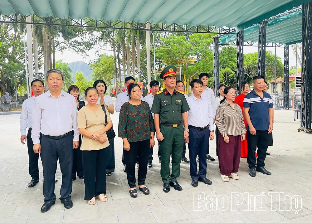 Đoàn đại biểu và thân nhân liệt sĩ tỉnh Phú Thọ viếng Nghĩa trang Liệt sĩ Quốc tế Việt - Lào