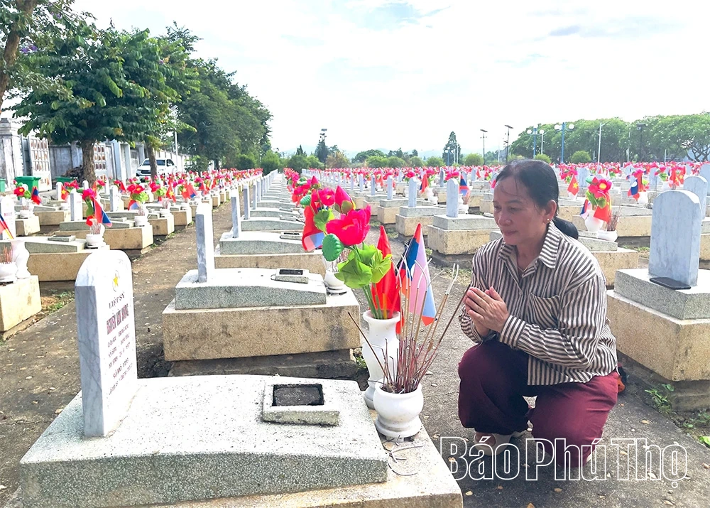 Đoàn đại biểu và thân nhân liệt sĩ tỉnh Phú Thọ viếng Nghĩa trang Liệt sĩ Quốc tế Việt - Lào
