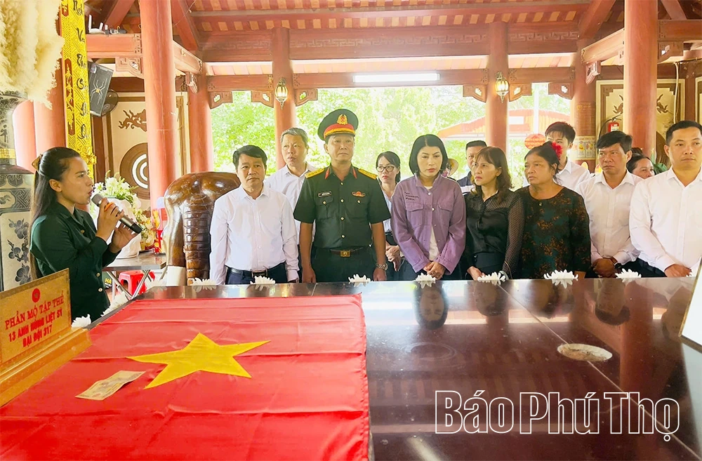 Đoàn đại biểu và thân nhân liệt sĩ tỉnh Phú Thọ viếng Nghĩa trang Liệt sĩ Quốc tế Việt - Lào