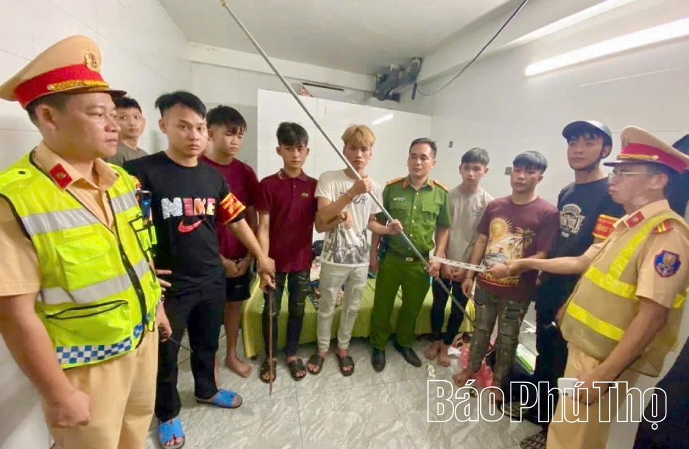 Công an Phú Thọ ngăn chặn nhóm thanh thiếu niên mang hung khí lúc rạng sáng