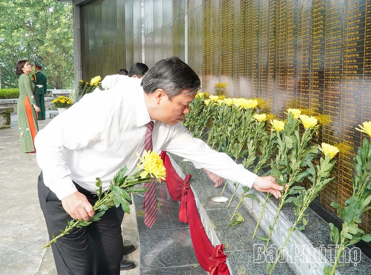 Lãnh đạo Tỉnh ủy, HĐND, UBND, Ủy ban MTTQ tỉnh dâng hương tưởng niệm các Anh hùng liệt sĩ
