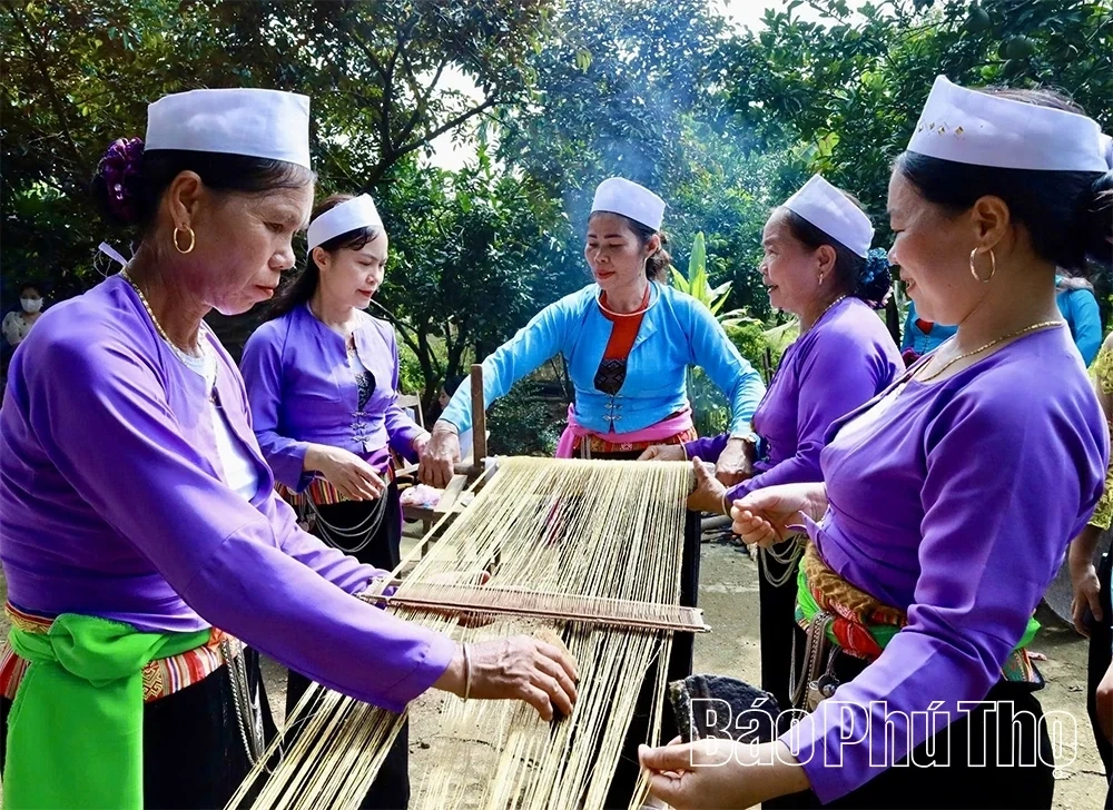 The Beauty of Muong Ethnic Brocade Weaving Craft