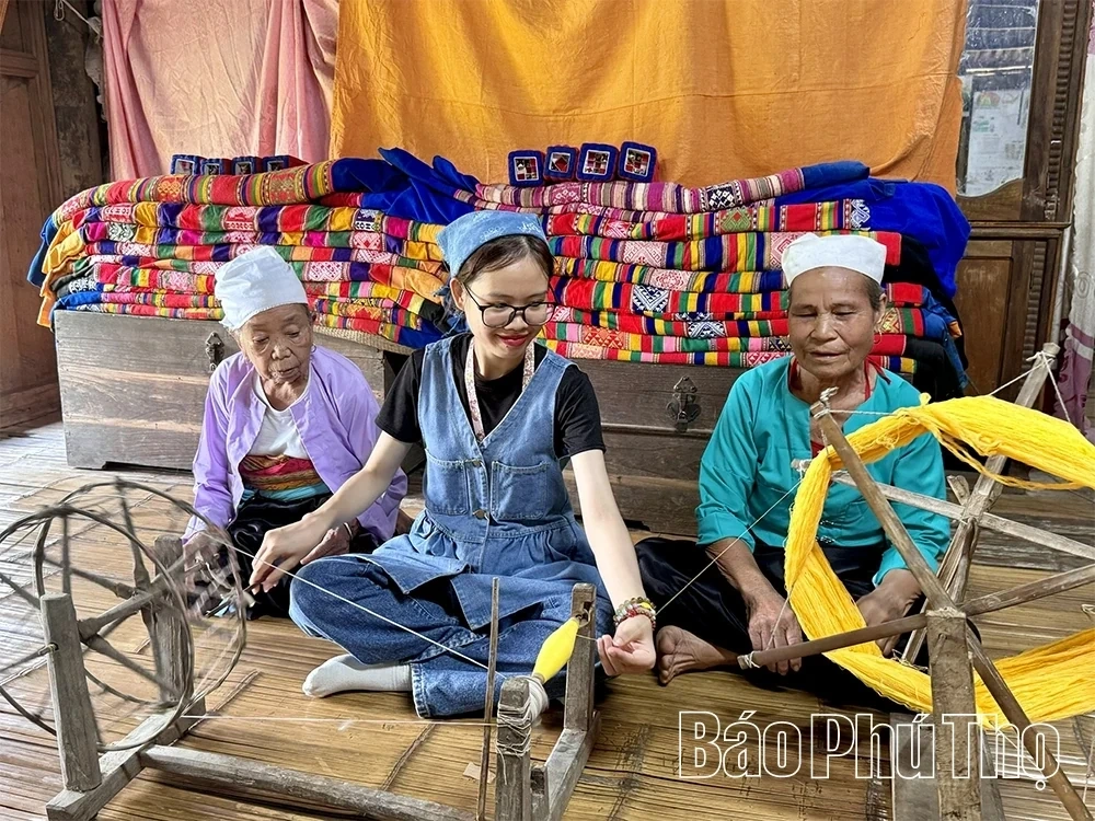 The Beauty of Muong Ethnic Brocade Weaving Craft