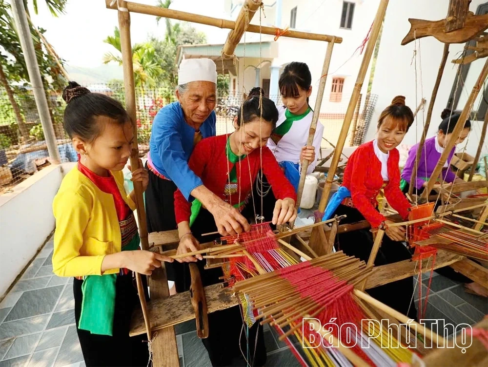 The Beauty of Muong Ethnic Brocade Weaving Craft
