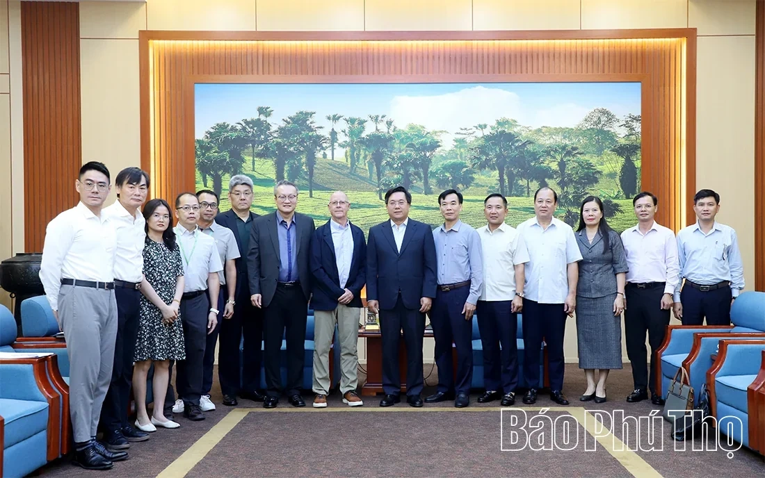 Chairman of the Provincial Peoples Committee Tran Duy Dong Receives and Works with the Executive Office of Compal Global