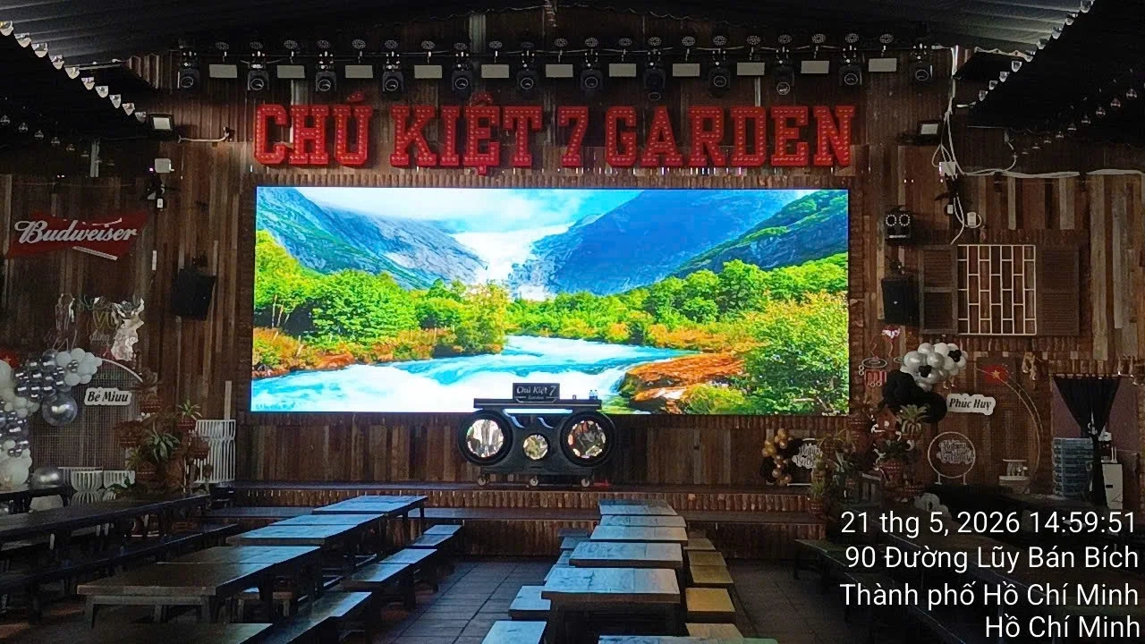 Từ góc nhìn khách ngồi bàn đến giải pháp màn hình LED cong P2.5 tại Meat & Meet