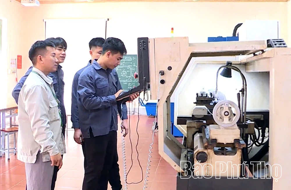 Xây dựng “lá chắn” an ninh vững chắc nơi học đường