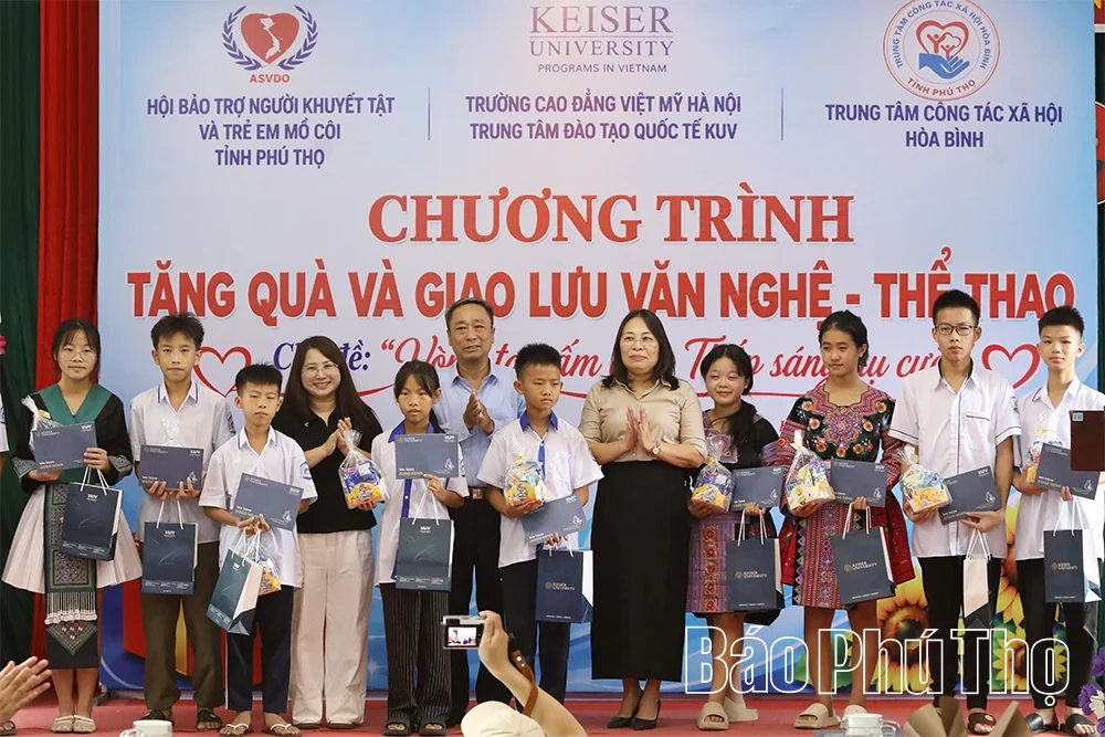Chương trình “Vòng tay ấm áp - Thắp sáng nụ cười” trao 21 suất quà tặng học sinh mồ côi