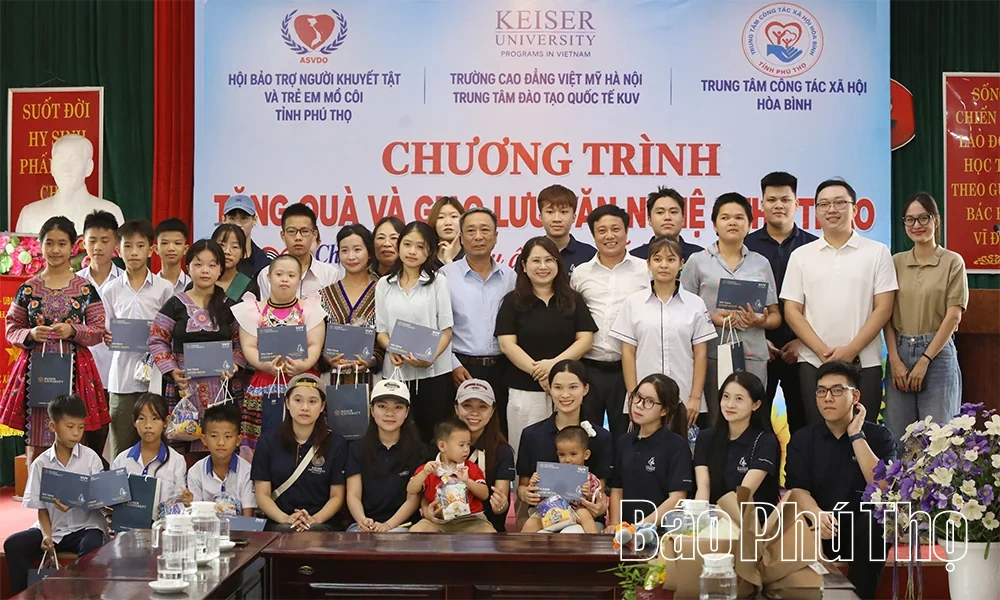 Chương trình “Vòng tay ấm áp - Thắp sáng nụ cười” trao 21 suất quà tặng học sinh mồ côi