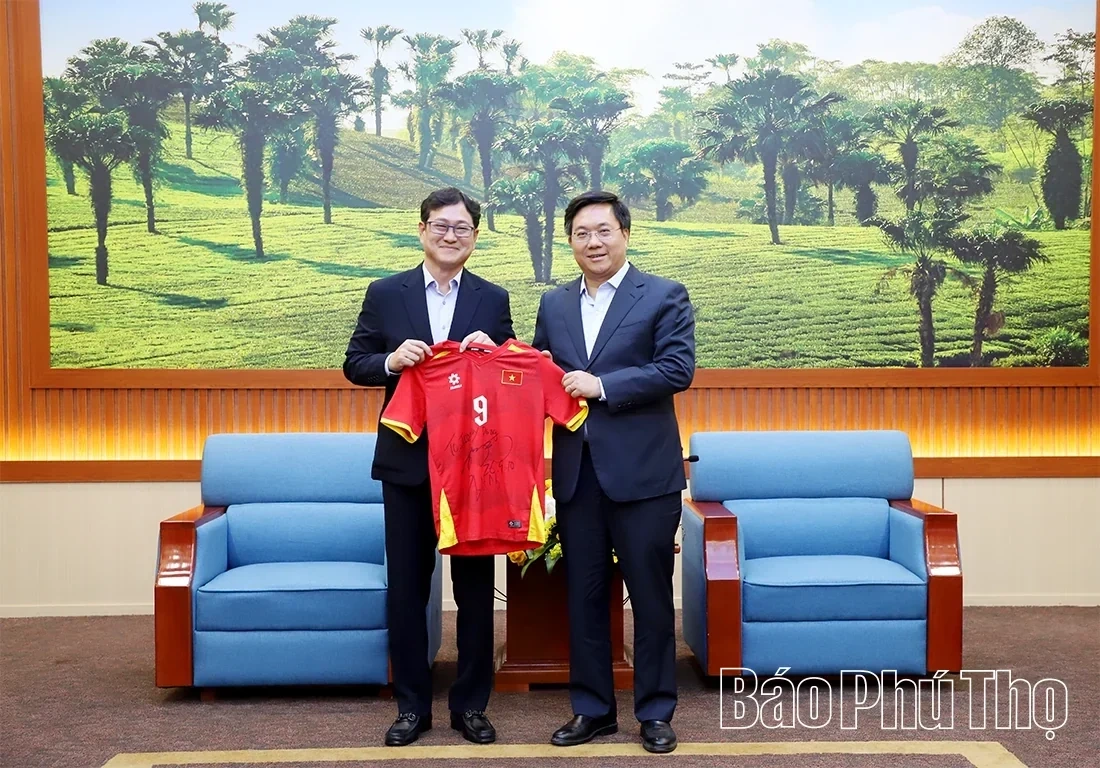 Strengthening Cooperation in Supporting Industry Development and High-Tech Human Resource Training Between Phu Tho Province and Samsung Group