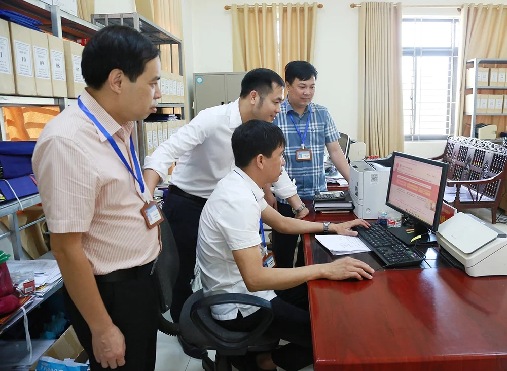 Chuyển đổi số đưa tiện ích đến gần người dân