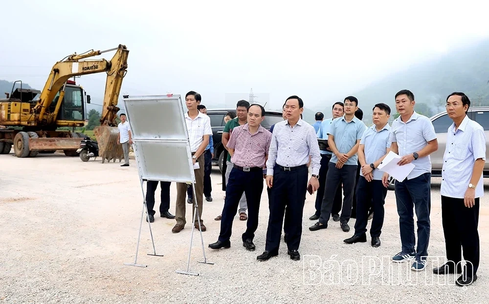 Inspecting the Progress of Transport Projects in Mai Chau