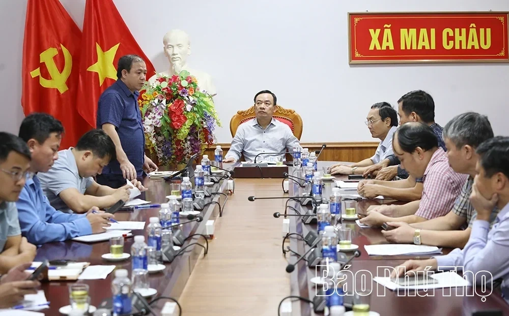 Inspecting the Progress of Transport Projects in Mai Chau
