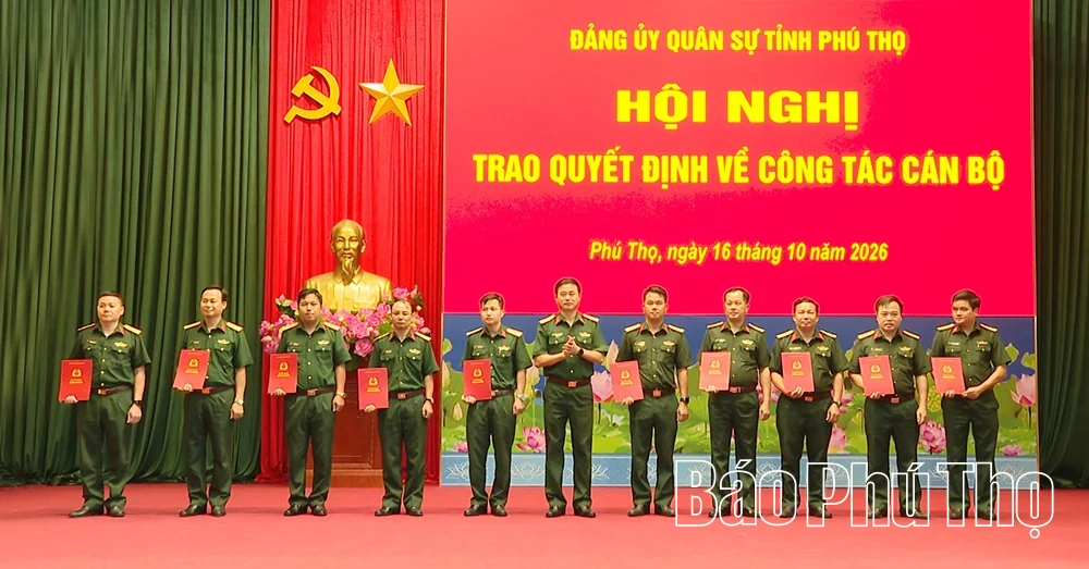 Bộ Chỉ huy Quân sự tỉnh Phú Thọ trao quyết định về công tác cán bộ