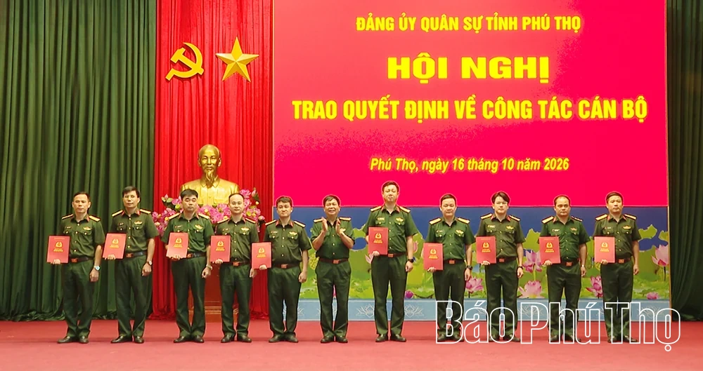 Bộ Chỉ huy Quân sự tỉnh Phú Thọ trao quyết định về công tác cán bộ