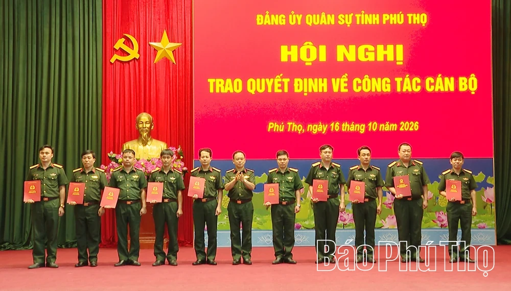Bộ Chỉ huy Quân sự tỉnh Phú Thọ trao quyết định về công tác cán bộ