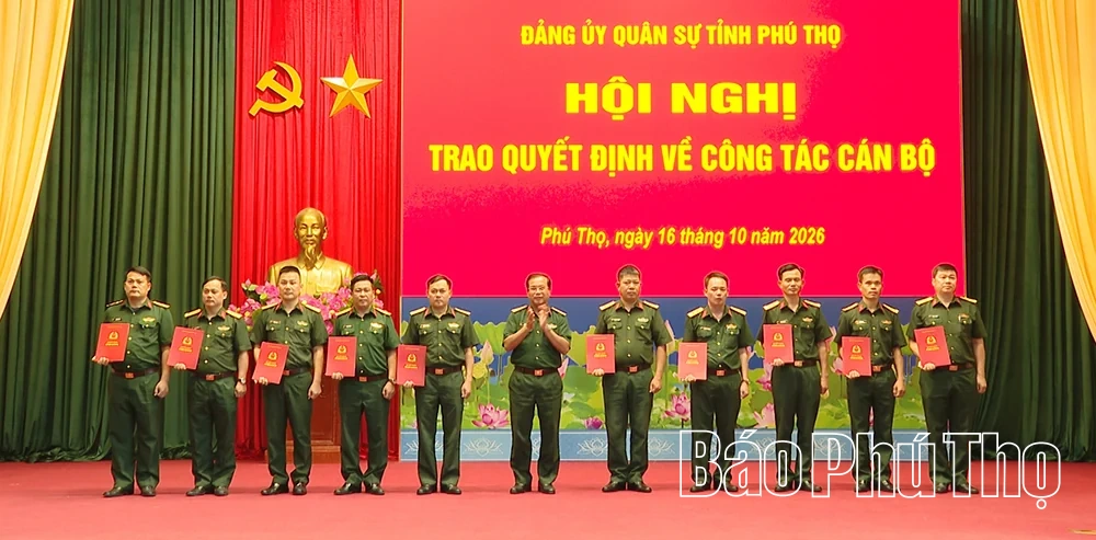 Bộ Chỉ huy Quân sự tỉnh Phú Thọ trao quyết định về công tác cán bộ