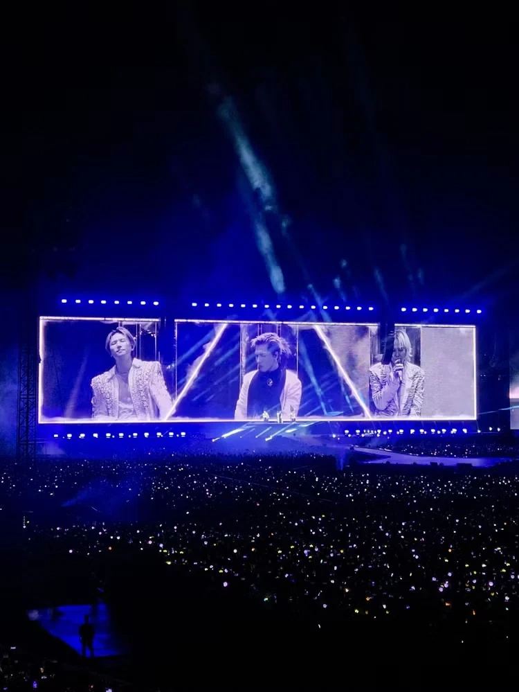 Big Bang làm “nổ tung” Mỹ Đình, G-Dragon đập đàn gây sốc