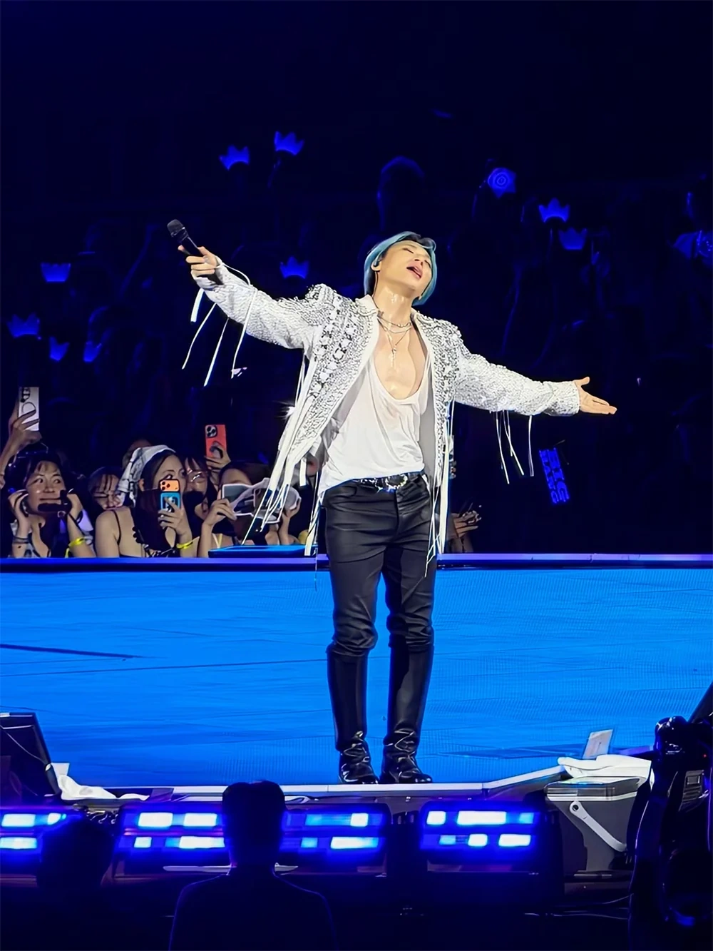 Big Bang làm “nổ tung” Mỹ Đình, G-Dragon đập đàn gây sốc