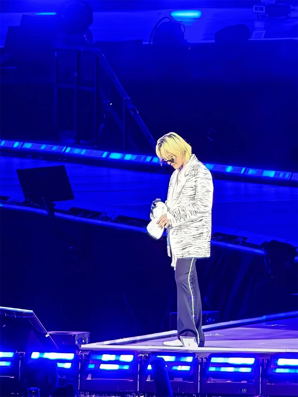 Big Bang làm “nổ tung” Mỹ Đình, G-Dragon đập đàn gây sốc