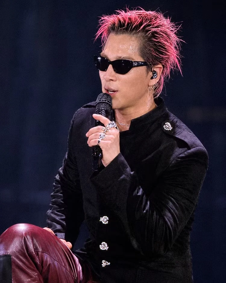 Big Bang làm “nổ tung” Mỹ Đình, G-Dragon đập đàn gây sốc