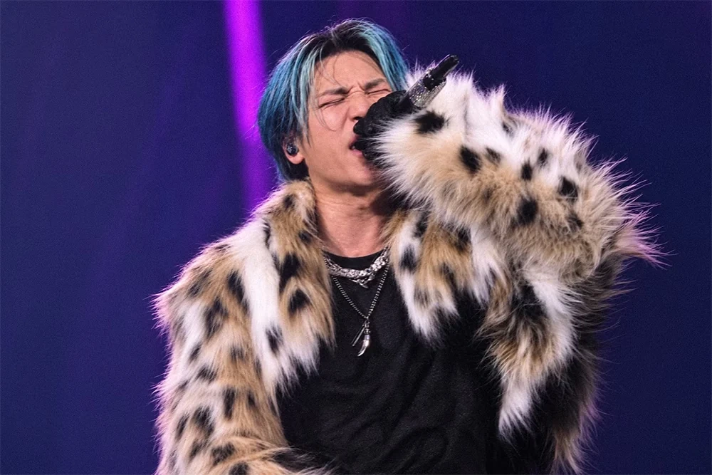 Big Bang làm “nổ tung” Mỹ Đình, G-Dragon đập đàn gây sốc