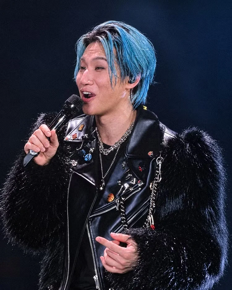 Big Bang làm “nổ tung” Mỹ Đình, G-Dragon đập đàn gây sốc