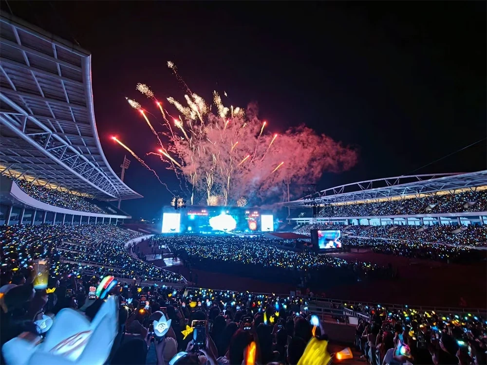 Big Bang làm “nổ tung” Mỹ Đình, G-Dragon đập đàn gây sốc