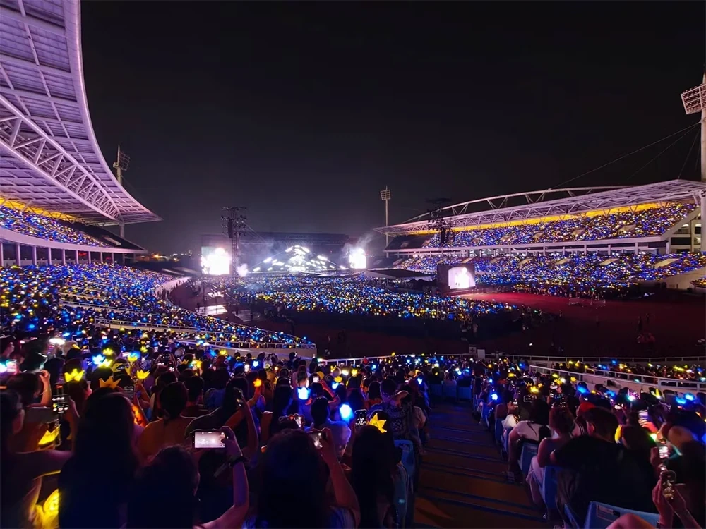 Big Bang làm “nổ tung” Mỹ Đình, G-Dragon đập đàn gây sốc