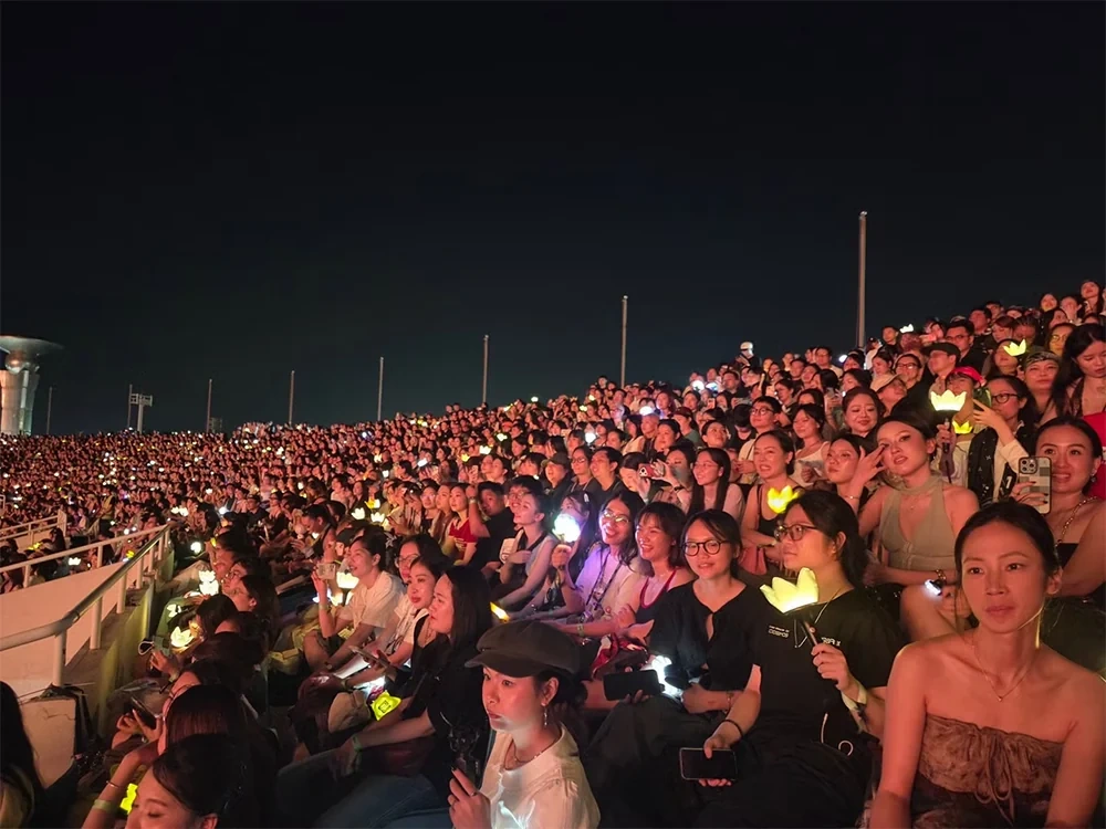 Big Bang làm “nổ tung” Mỹ Đình, G-Dragon đập đàn gây sốc