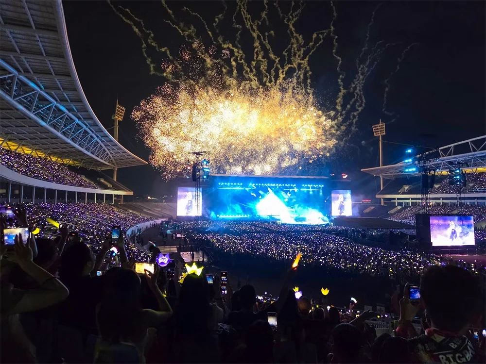 Big Bang làm “nổ tung” Mỹ Đình, G-Dragon đập đàn gây sốc