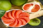 Nên uống nước ép bưởi hay ăn bưởi nguyên múi?