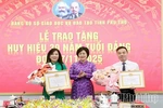 Trao tặng Huy hiệu 30 năm tuổi Đảng cho 2 đảng viên thuộc Đảng bộ Sở Giáo dục và Đào tạo