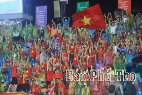 Hàng nghìn người hâm mộ đội mưa cổ vũ cho đội tuyển U23 Việt Nam