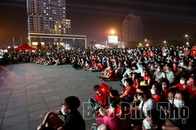 Hàng nghìn người hâm mộ “tiếp lửa” cho U23 Việt Nam qua màn hình led “khổng lồ”