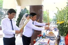 Lãnh đạo thành phố Việt Trì dâng hương, viếng các Anh hùng liệt sỹ