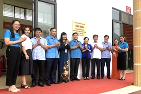 Gắn biển công trình chào mừng 75 năm ngày thành lập Công đoàn tỉnh