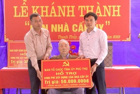 Bàn giao “Căn nhà cấp ủy” ở Thanh Thuỷ