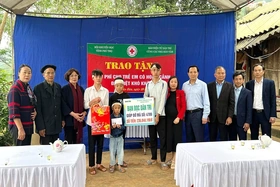 Trao hơn 240 triệu đồng cho bốn anh em mồ côi cha mẹ ở Cẩm Khê