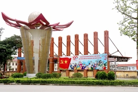 Đẩy mạnh tuyên truyền, cổ động trực quan kỷ niệm 120 năm thị xã Phú Thọ