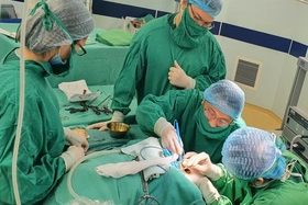 Phẫu thuật thành công cho trẻ dị dạng niệu quản - thận đôi
