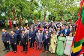 Kiều bào Hội đồng hương Phú Thọ tại Cộng hòa Séc dâng hương tưởng niệm các Vua Hùng