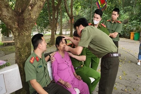 Nhanh chóng cấp cứu nạn nhân bị ngất do tụt huyết áp tại Đền Hùng