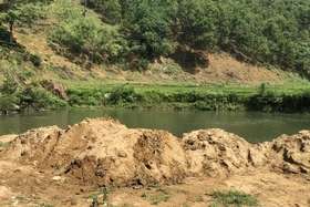 Cần chấn chỉnh tình trạng khai thác cát “thổ phỉ” tại xã Văn Miếu