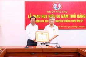 Chủ tịch UBND tỉnh trao Huy hiệu Đảng tại thị xã Phú Thọ