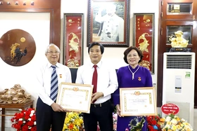 Thành ủy Việt Trì trao Huy hiệu Đảng đợt 2/9