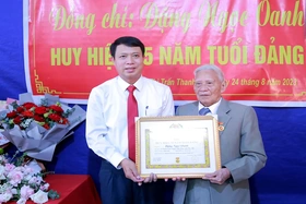 Trao Huy hiệu 70, 75 năm tuổi Đảng tại huyện Thanh Sơn, Tam Nông