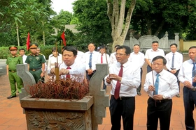 Dâng hương tưởng niệm Chủ tịch Hồ Chí Minh tại huyện Tam Nông
