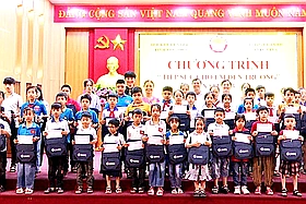 Trao quà “Tiếp sức cho em đến trường”